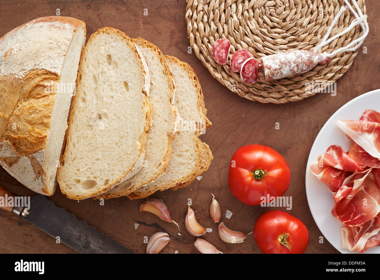 Pane con pomodoro, prosciutto e carne fredda Foto Stock