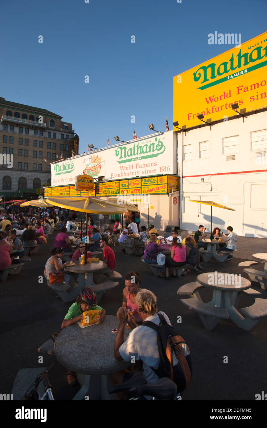 Tavoli all aperto NATHANS famoso HOT DOG STAND SURF AVENUE CONEY ISLAND BROOKLYN NEW YORK STATI UNITI D'AMERICA Foto Stock