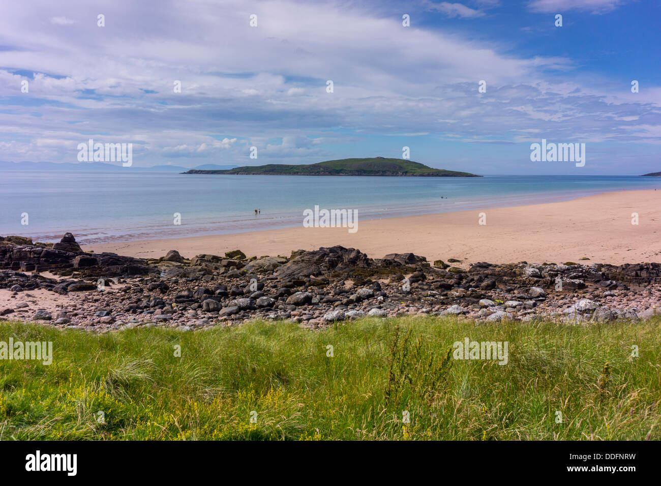 Due persone su vasta spiaggia di sabbia, mare e cielo, Gairloch, a nord-ovest della Scozia, estate, vacanze Foto Stock