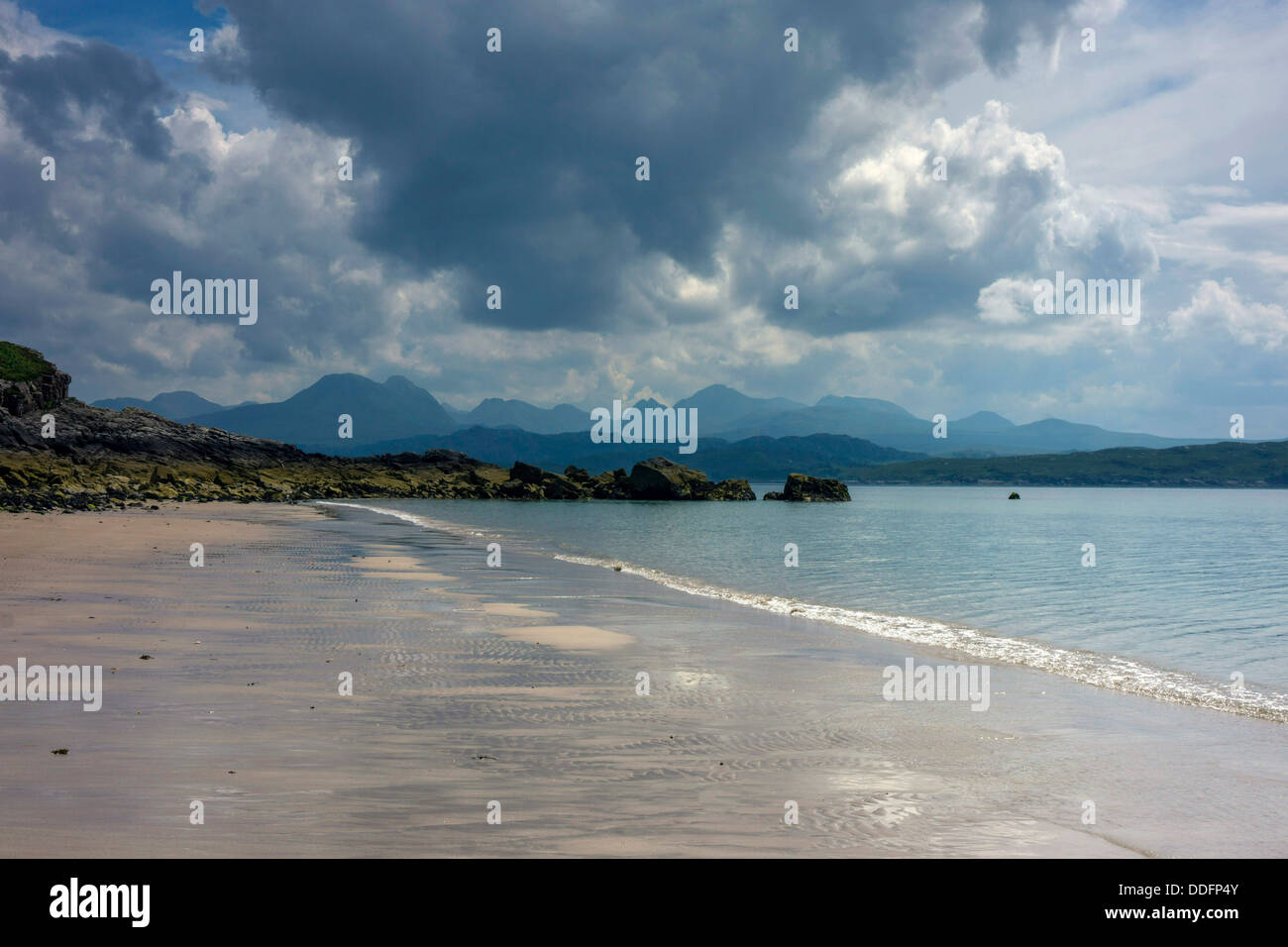 Deserta spiaggia di sabbia, mare e cielo, Gairloch, a nord-ovest della Scozia Foto Stock