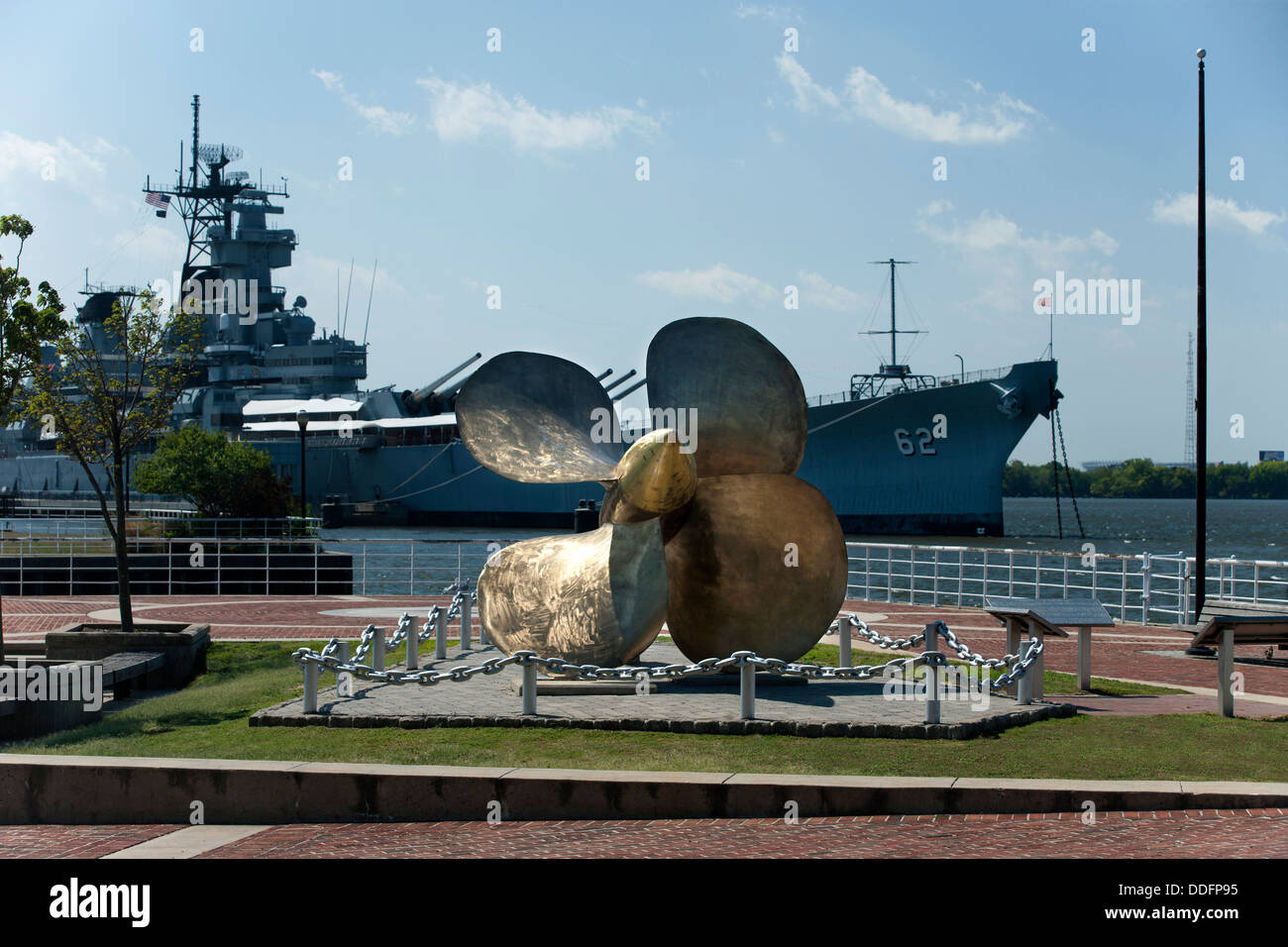 Nave in ottone elica Memorial presso corazzata NEW JERSEY Waterfront Park a Camden NEW JERSEY USA Foto Stock