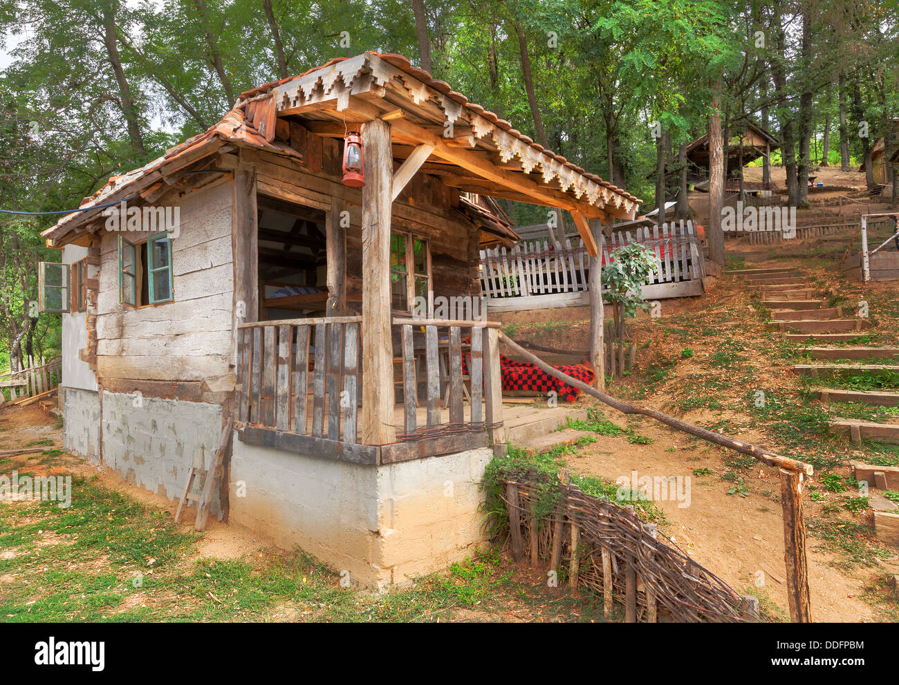 Casa in legno in foresta, casa fatta di materiali naturali. Foto Stock