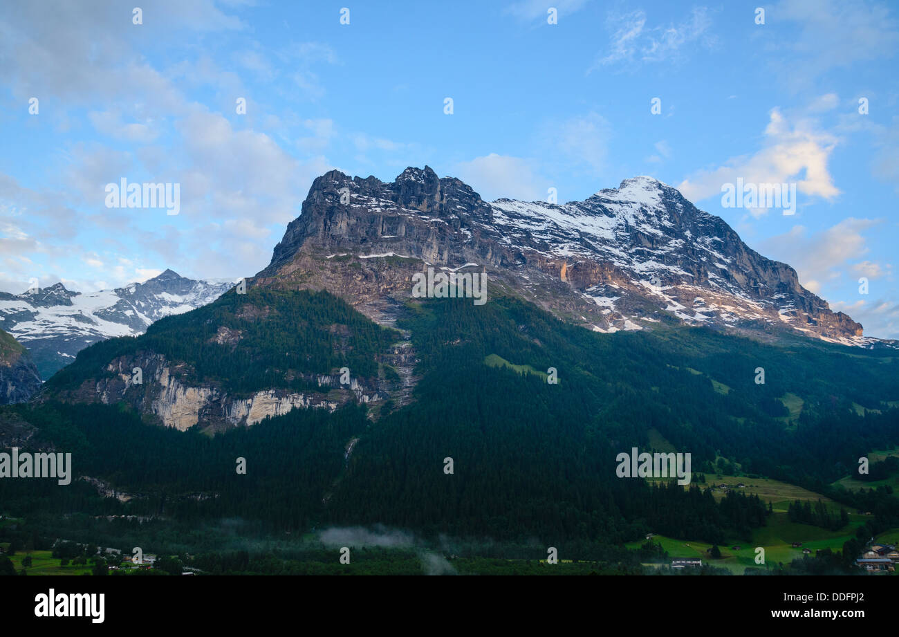 Vista dell'Eiger da Grindelwald, Svizzera, con il Fiescherhorn ulteriormente indietro a sinistra Foto Stock