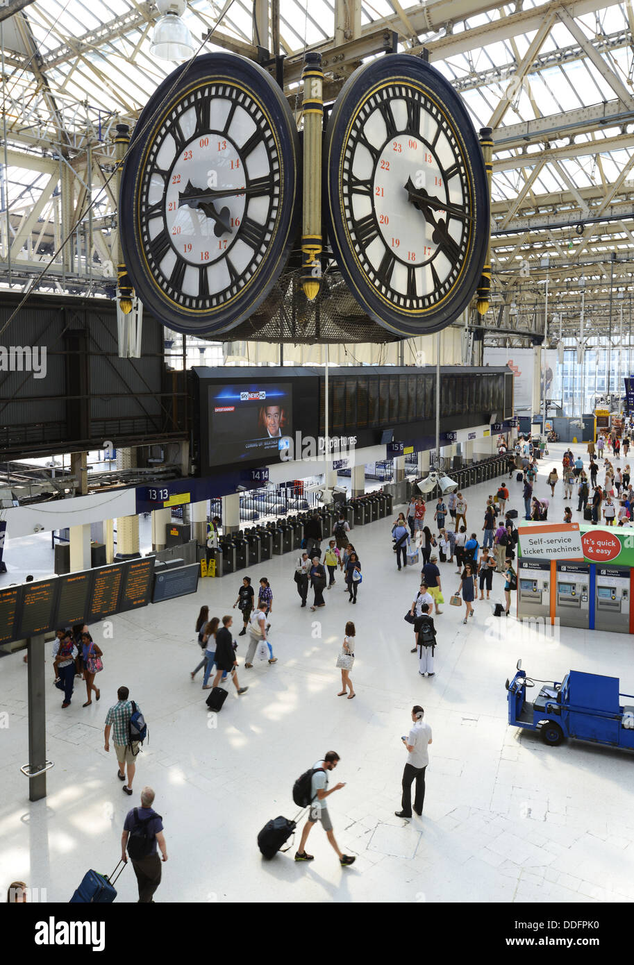 Stazione ferroviaria di Waterloo e orologio, la stazione di Waterloo, Londra, Gran Bretagna, Regno Unito Foto Stock