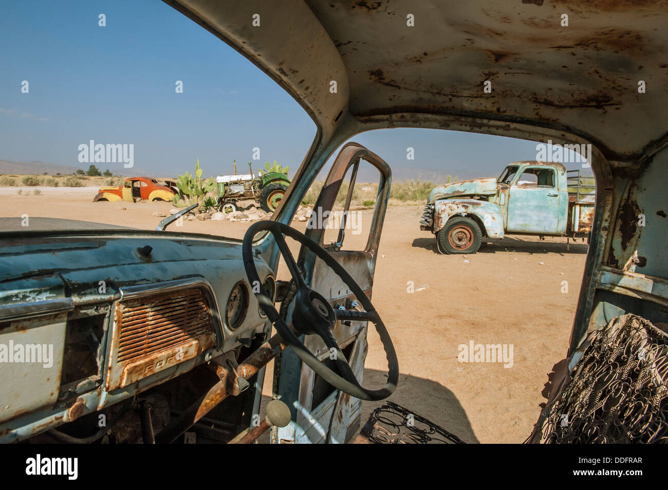 Vista dall'interno di un'auto rottamata in Solitaire, regione di Khomas, Namibia Foto Stock
