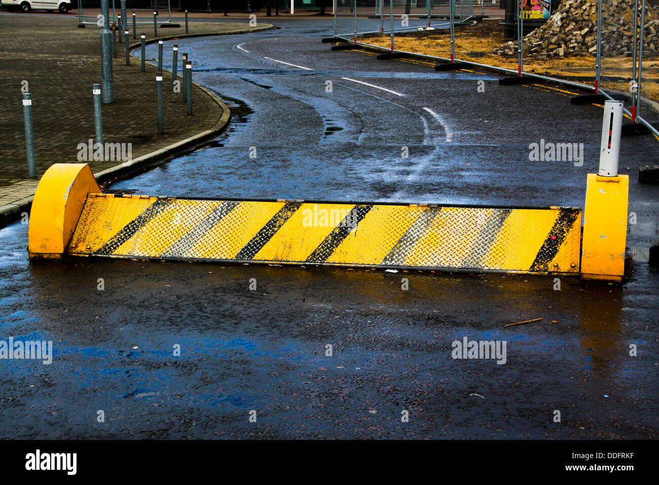 Barriera di sicurezza alzata attraverso strada di accesso Foto Stock