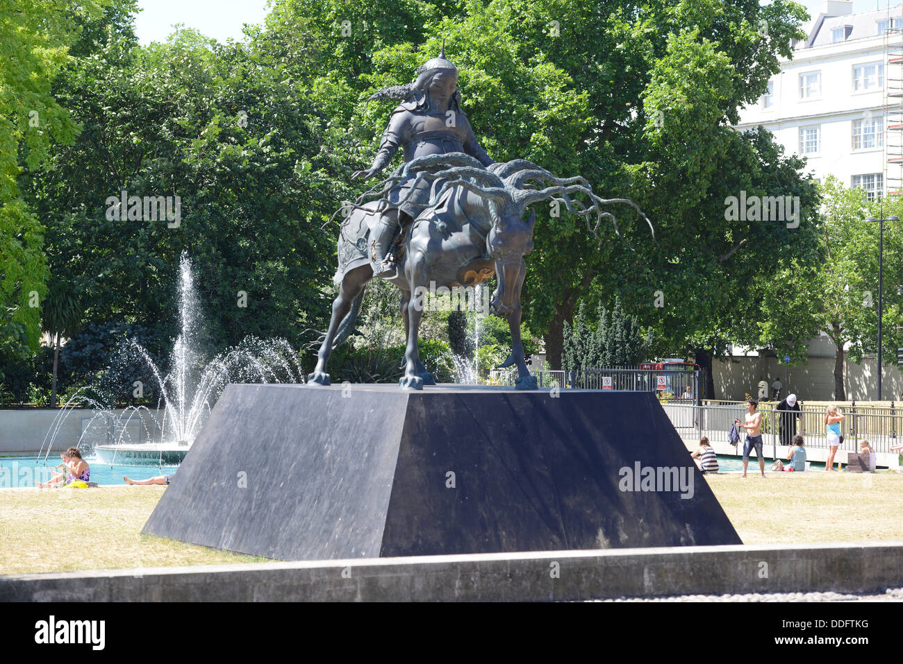 La scultura in bronzo di guerriero mongolo Gengis Khan da Cumberland Gate nel central London, England, Regno Unito Foto Stock