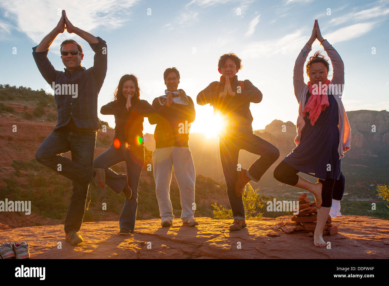 Gruppo facendo Sunrise Yoga a Sedona in Arizona Foto Stock
