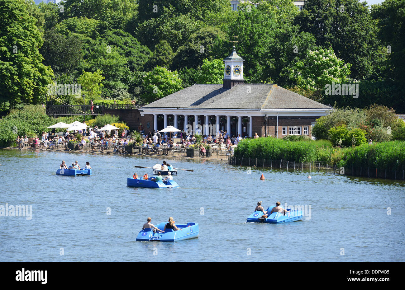 Lido a serpentina e il lago, Hyde Park, London, England, Regno Unito Foto Stock