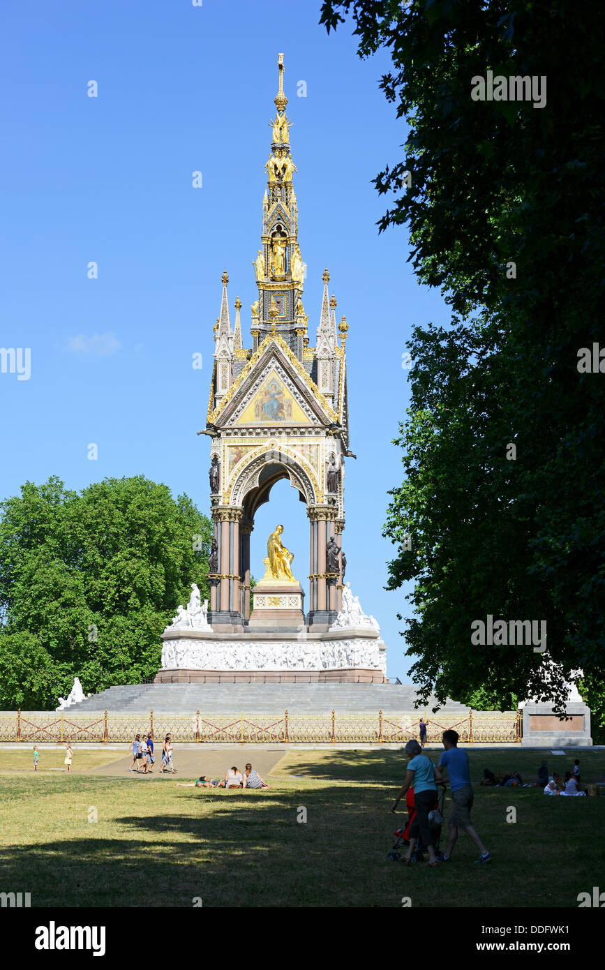 L'Albert Memorial, i giardini di Kensington, London, England, Regno Unito Foto Stock