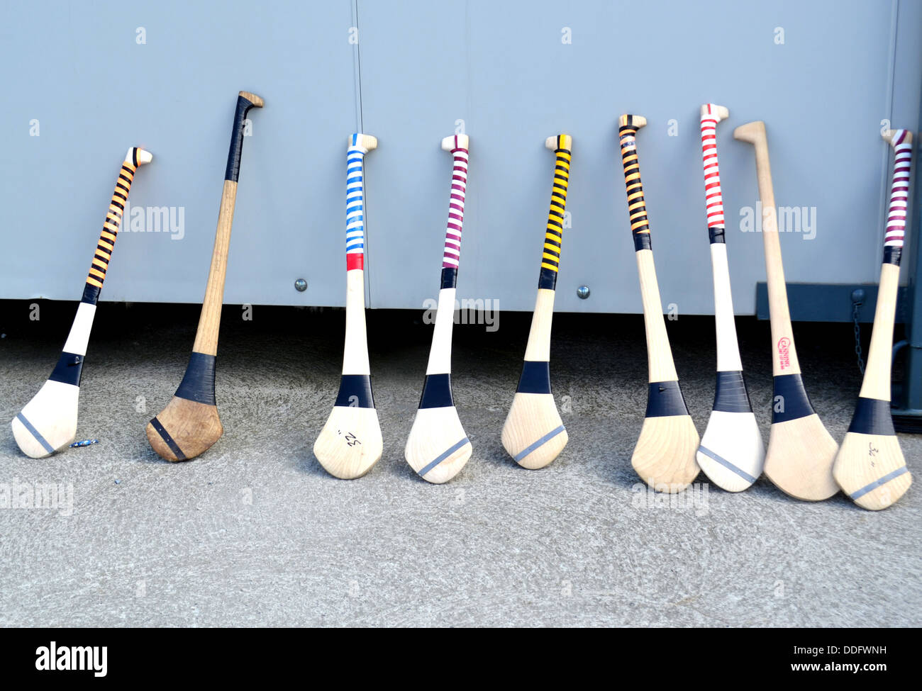 Una fila di hurleys in vendita in Irlanda Foto Stock