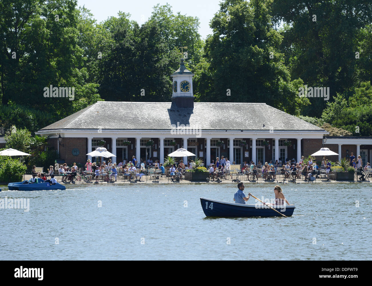 Lido a serpentina e il lago, Hyde Park, London, England, Regno Unito Foto Stock