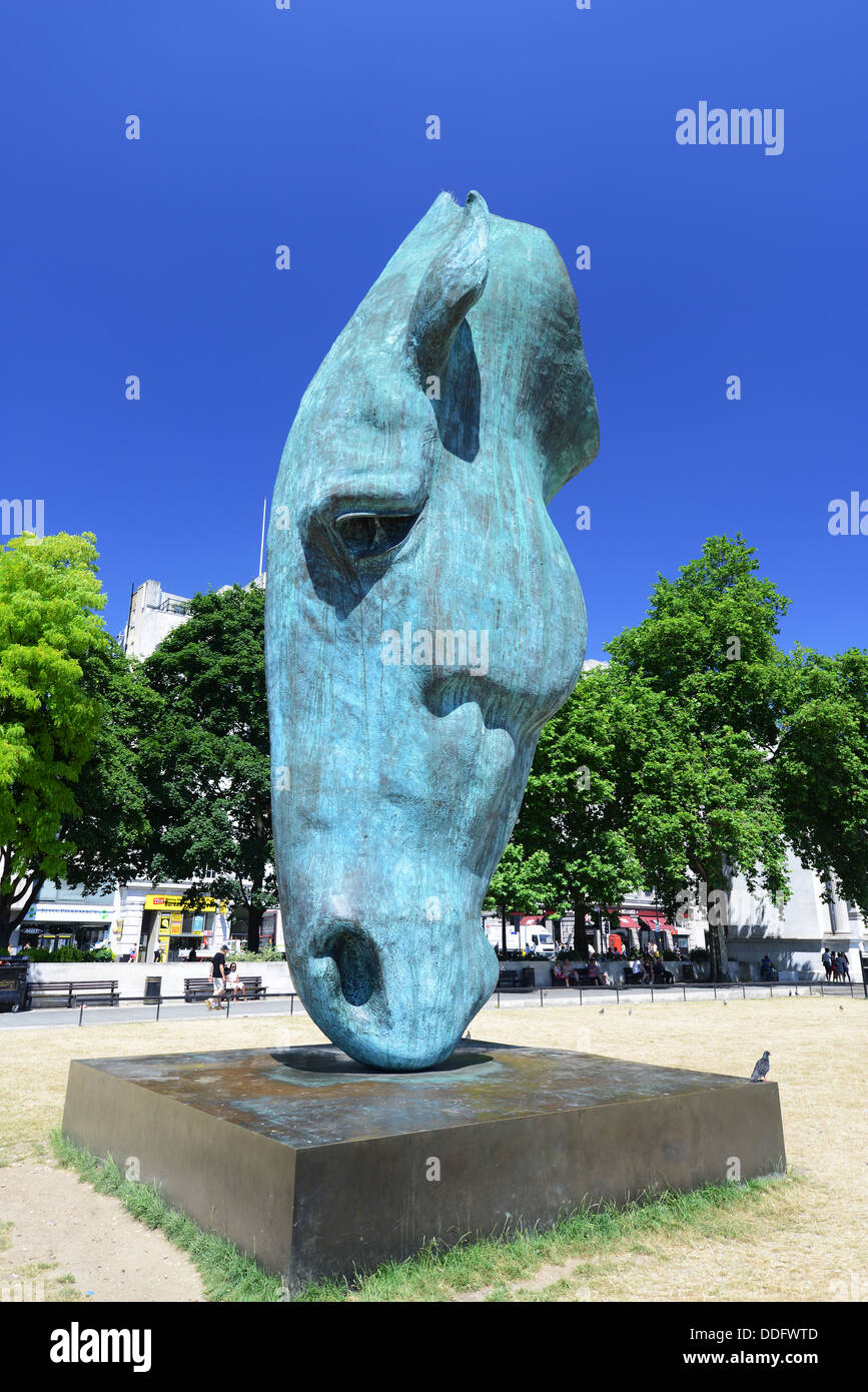 Il Bronzo Testa di cavallo acqua potabile scultura, 'Still' acqua da Nic Fiddian-Green ad arco in marmo, London, England, Regno Unito Foto Stock