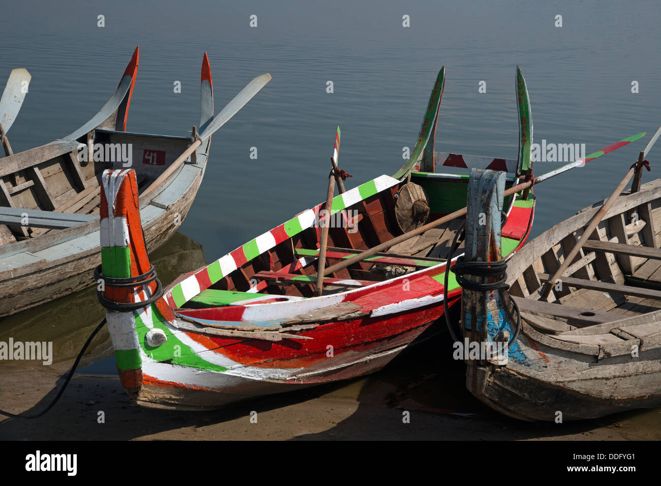 Barche ormeggiate sulla riva del fiume, il Fiume Ayeyarwady, Mandalay Myanmar Foto Stock