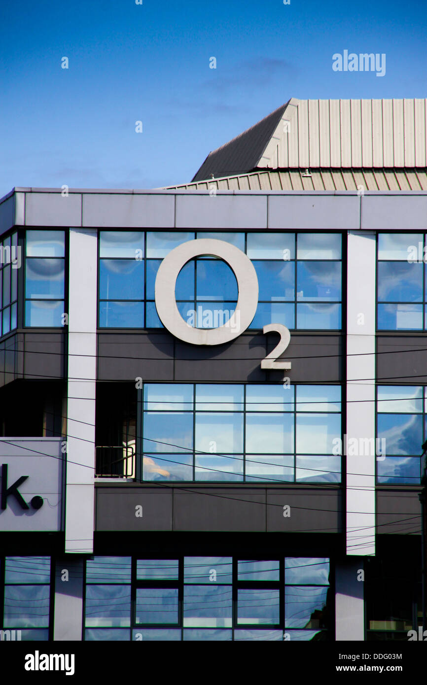 O2 segno del logo su call center building Foto Stock