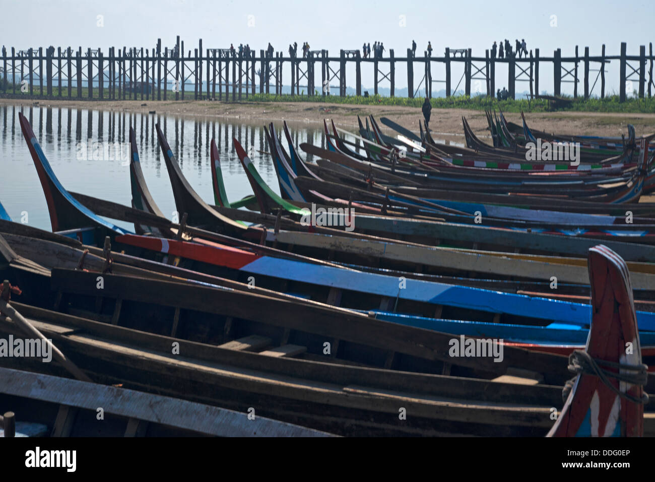 Barche ormeggiate sulla riva del fiume, il Fiume Ayeyarwady, Mandalay Myanmar Foto Stock