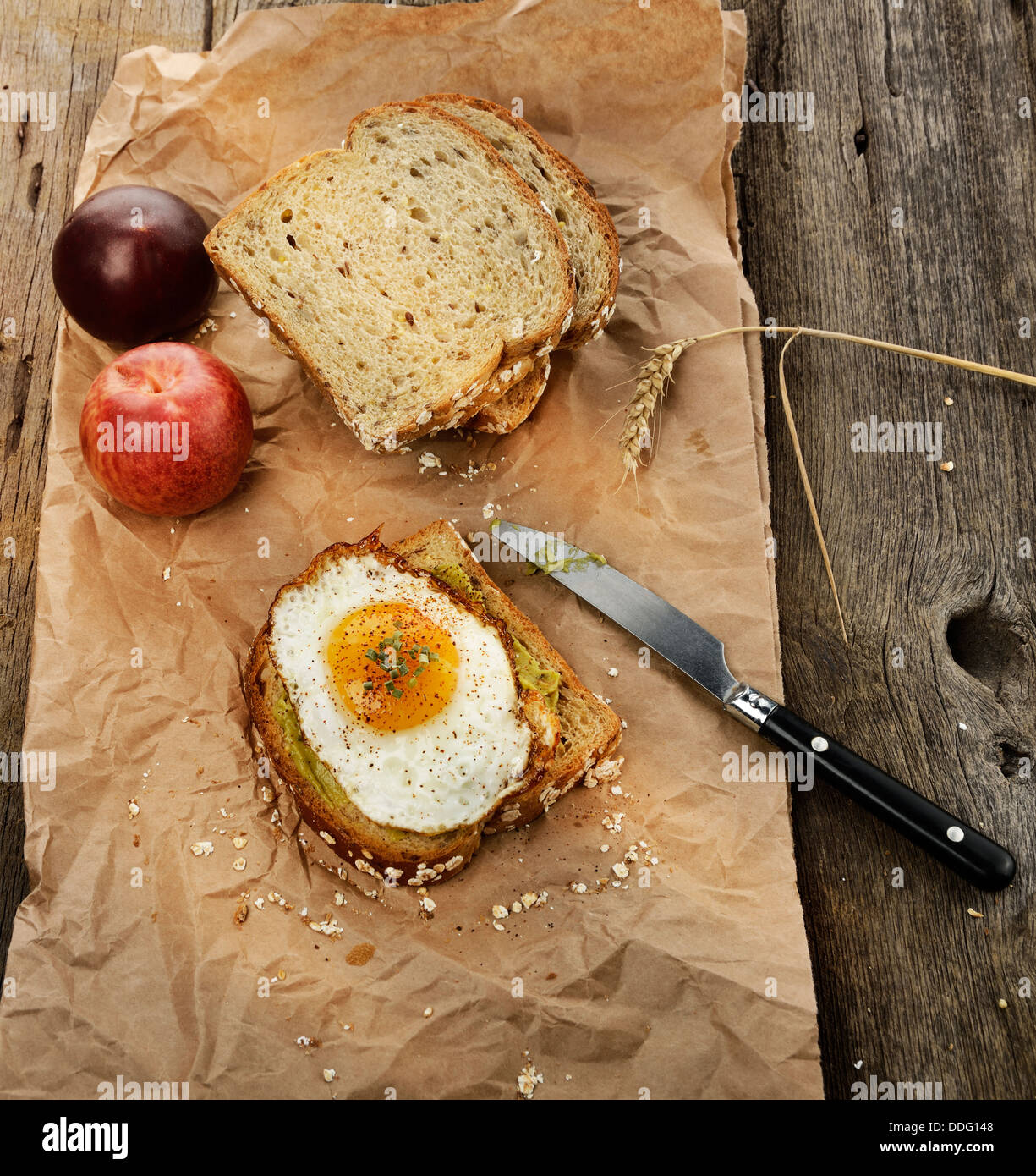 La prima colazione di Avocado Sandwich con uovo fritto Foto Stock