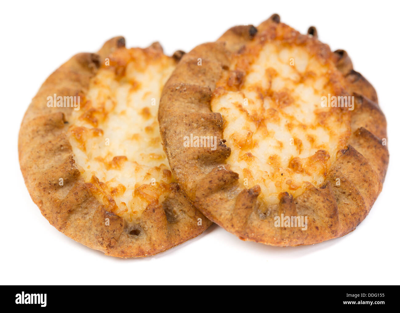 Tradizionale finlandese pasties Karelian su sfondo bianco Foto Stock