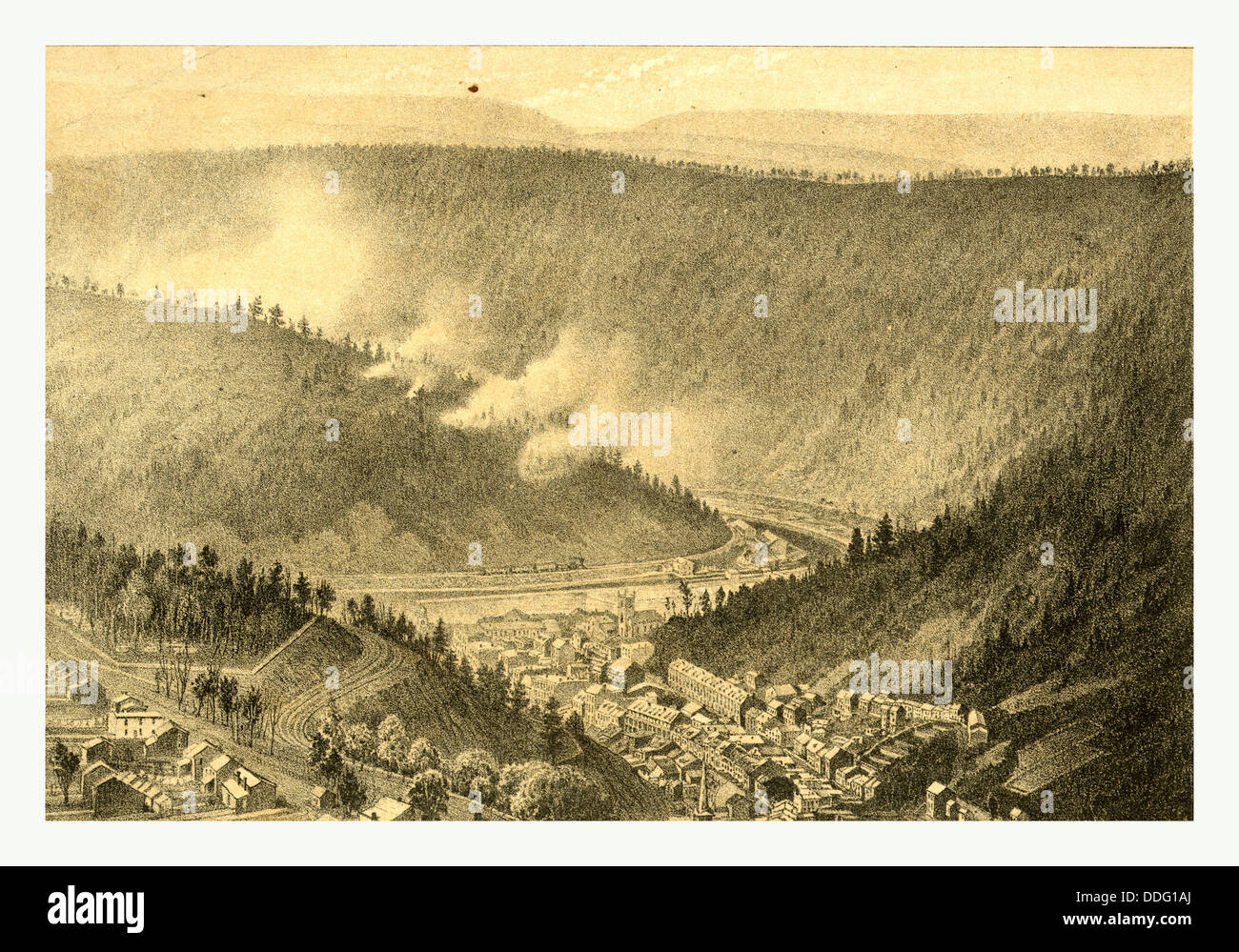 Vista panoramica mostra Mauch Chunk, Pennsylvania con la Lehigh Canal, la ferrovia e le montagne in distanza tra il 1857 e il 1867 Foto Stock