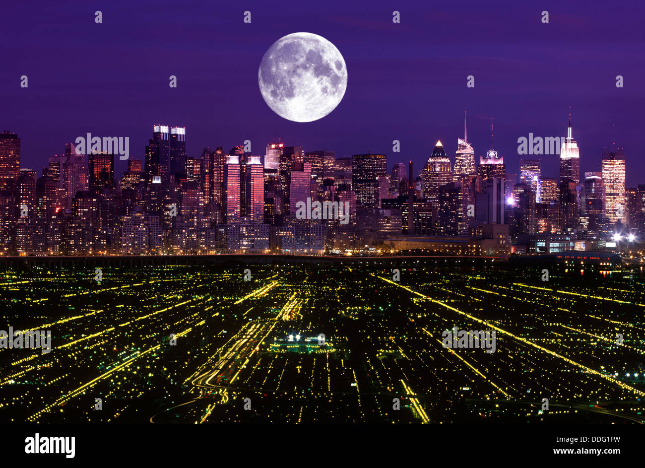 FULL MOON OVER astratta composito MANHATTAN NEW YORK CITYSCAPE USA Foto Stock