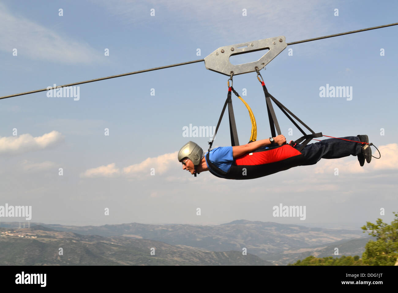 L'uomo sul filo zip tra due montagne. Il Volo dell'Angelo / Volo dell'Angelo. Attività di avventura in Basilicata, Italia Meridionale Foto Stock