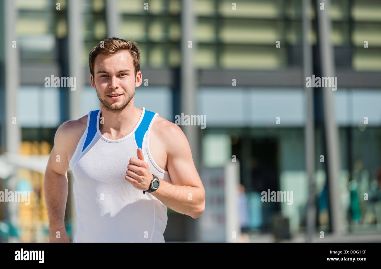 In funzione dello stile di vita - sport giovane uomo fare jogging in strada Foto Stock