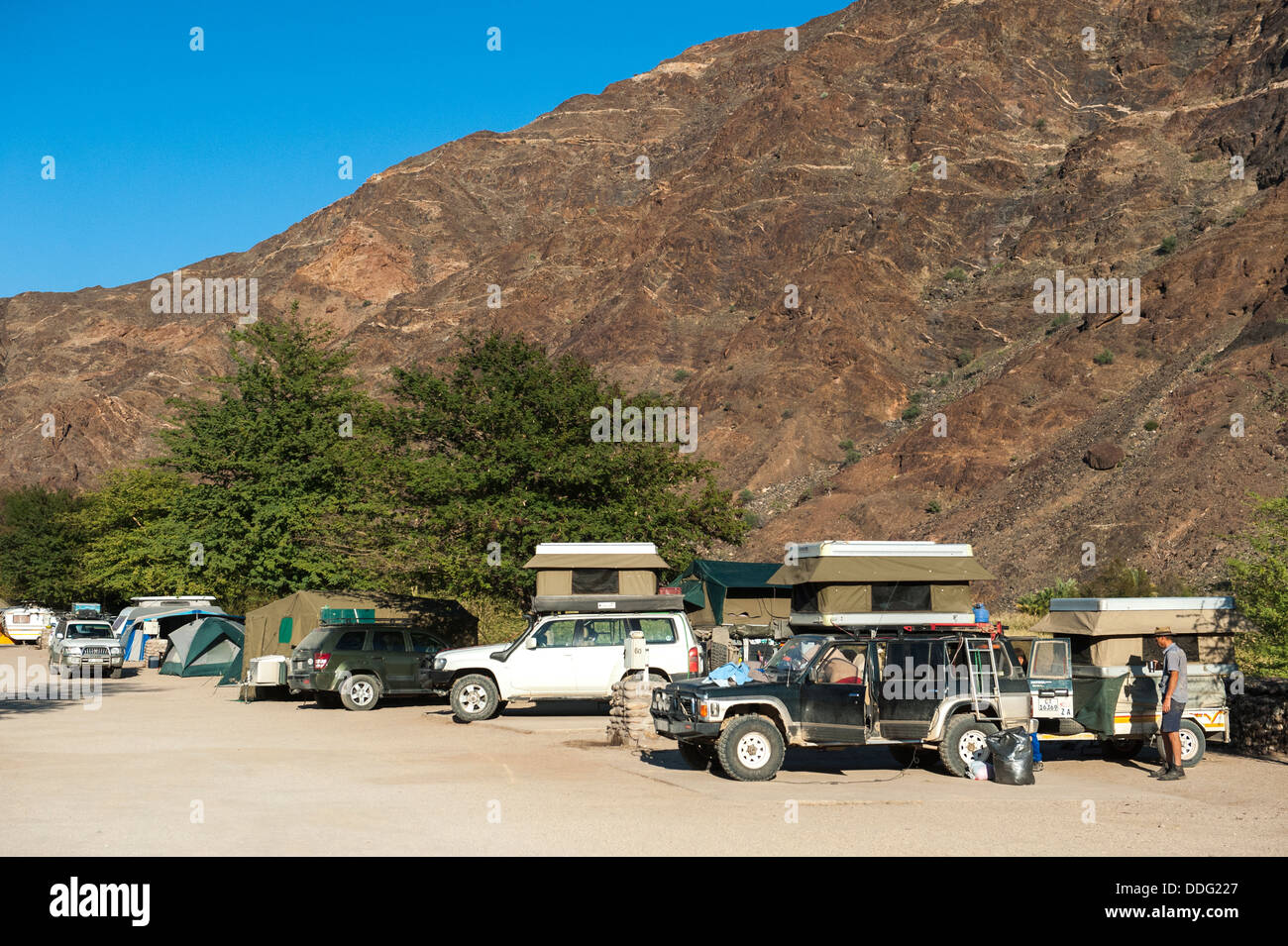 Le persone con il loro camper veicoli in corrispondenza di Ai-Ais campeggio, Regione meridionale della Namibia Foto Stock