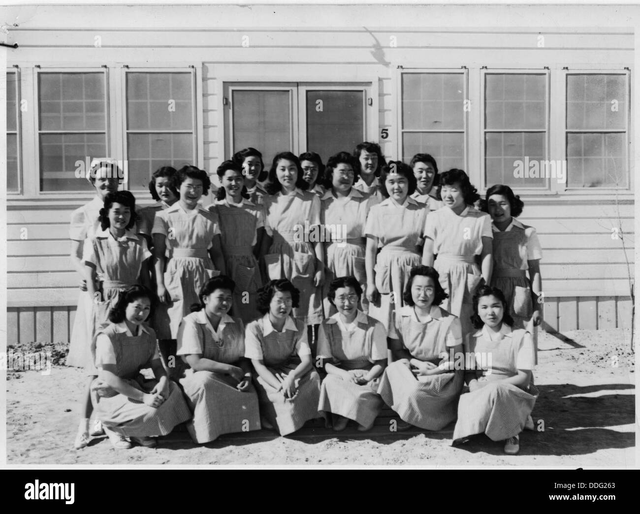 Questa fotografia mostra gli infermieri del centro di trasferimento di Topaz, Utah. L'immagine cattura le persone che hanno prestato servizio in ruoli medici durante il loro periodo al campo di internamento, contribuendo alla salute e al benessere degli internati. Foto Stock