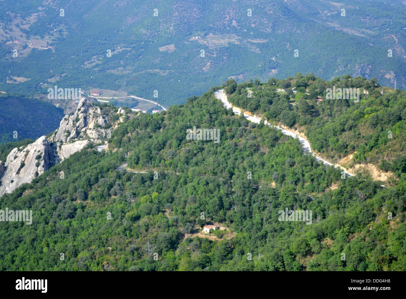 Zip filo tra due montagne. Il Volo dell'Angelo / Volo dell'Angelo. Attività di avventura in Basilicata, Italia Meridionale Foto Stock