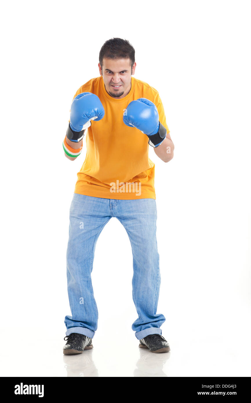 A piena lunghezza Ritratto di giovane aggressivo boxer maschio in piedi su sfondo bianco Foto Stock
