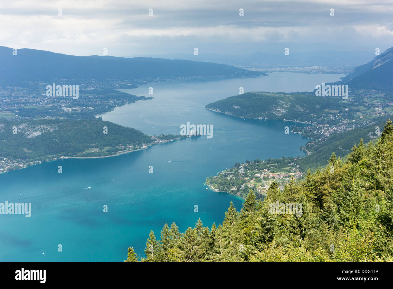 Vista di nuvole temporalesche raccolta sulla città di Annecy, dal lato sud del Lago di Annecy, Francia Foto Stock