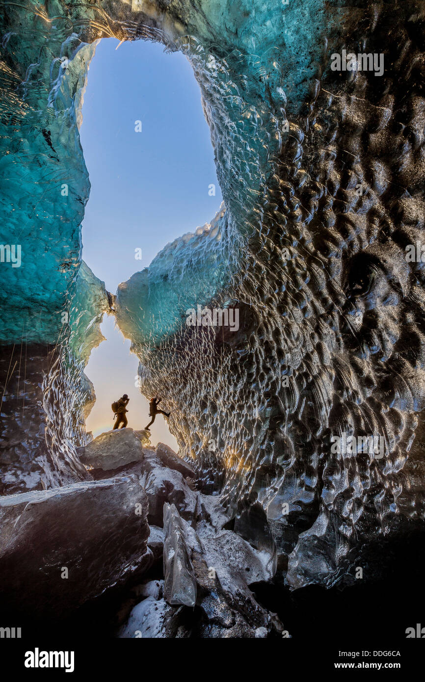 Esplorazione di un ghiacciaio di grotta di ghiaccio, Svinafellsjokull, Islanda Foto Stock