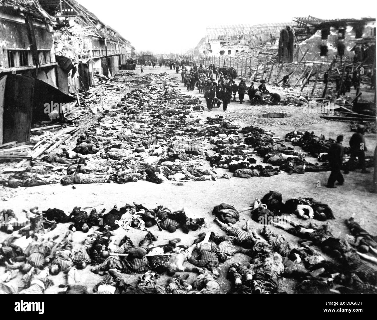 LAGER NORDHAUSEN vittime del campo di concentramento di un RAF bombardamento presso la vicina caserma Boelke sulla notte del 3/4 aprile 1945 Foto Stock