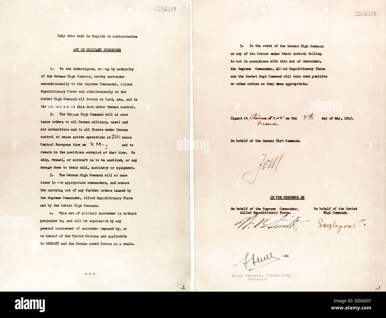 Strumento in tedesco di arrendersi documento firmato a Reims il 7 maggio 1945 Foto Stock
