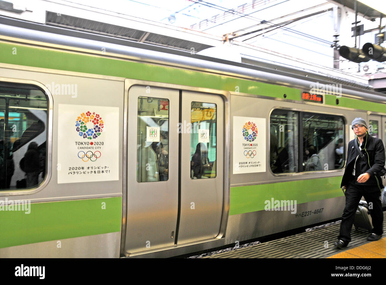 Tokyo città candidata delle Olimpiadi 2020 segno sulla stazione Shinjuku Tokyo Giappone Foto Stock