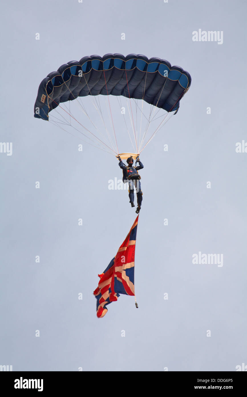 Bournemouth, Regno Unito domenica 1 settembre 2013. Le Tigri Freefall paracadute Team di visualizzazione eseguire il giorno finale del Bournemouth Air Festival 2013. Foto Stock