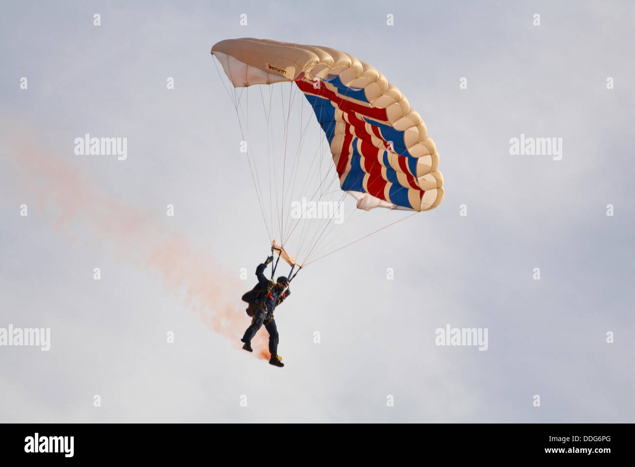Bournemouth, Regno Unito domenica 1 settembre 2013. Le Tigri Freefall paracadute Team di visualizzazione eseguire il giorno finale del Bournemouth Air Festival 2013. Foto Stock