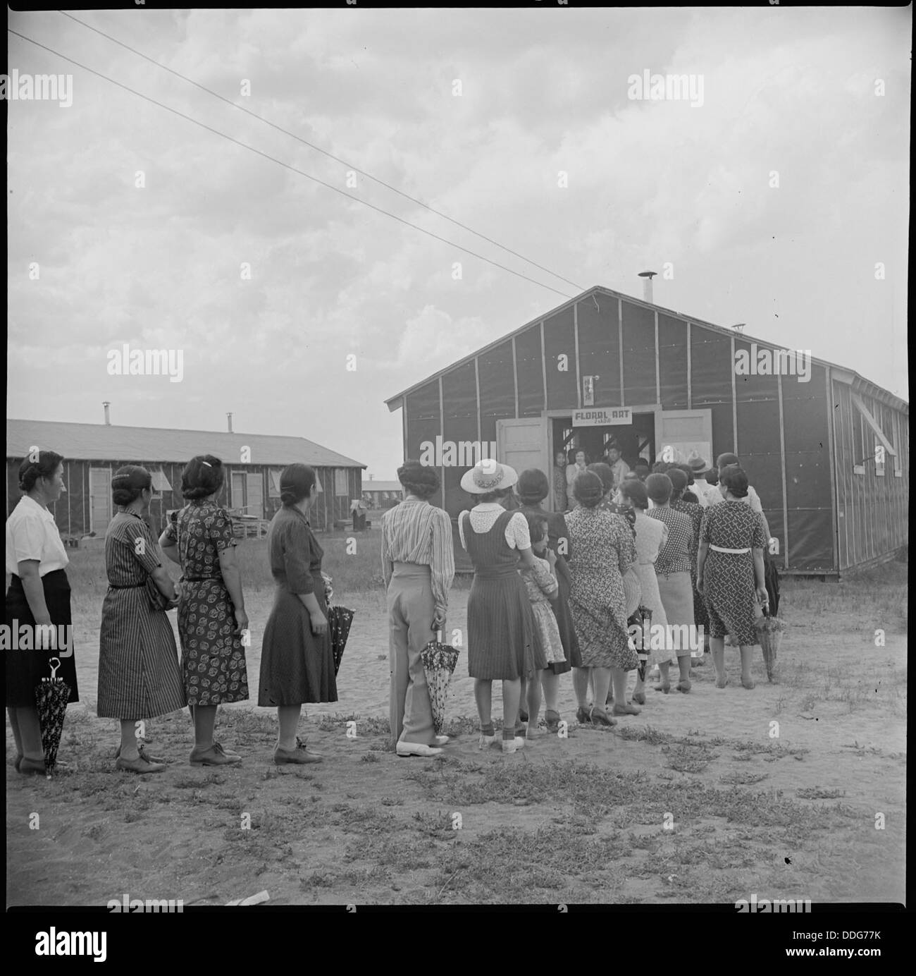 Gli sfollati al Tule Lake Relocation Center di Newell, California, sono visti ammirando la sala ricreativa. Questa fotografia cattura la vita quotidiana di coloro che sono internati durante la seconda guerra mondiale secondo le politiche del governo degli Stati Uniti. Foto Stock