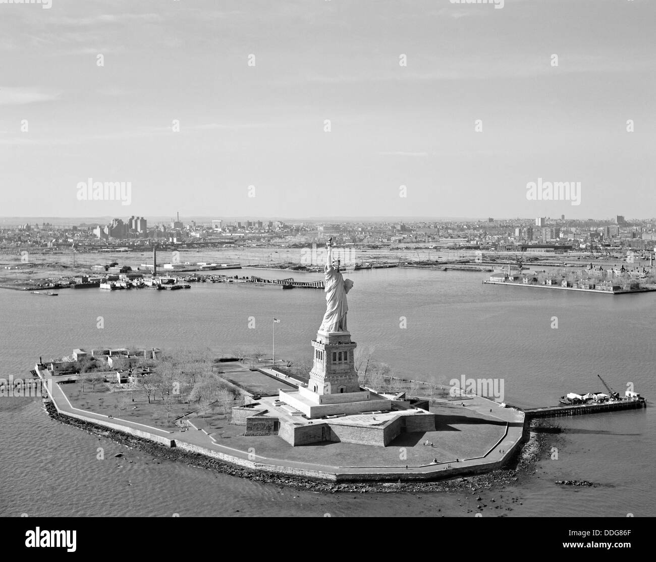 Vista aerea della Statua della Libertà guardando verso nord-ovest verso la città di Jersey durante il restauro il sondaggio nel 1978 su Liberty Island, New York. Il restauro è stato intrapreso per il centenario. Foto Stock