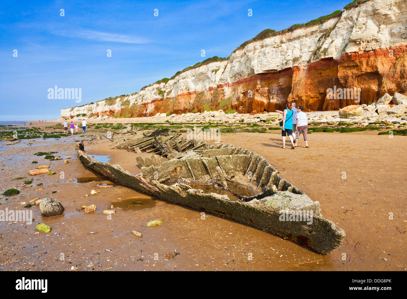 Old Hunstanton spiaggia resti di un relitto nave lo Sheraton sotto scogliere colorate a Hunstanton North Norfolk città costiera Inghilterra UK GB Europa Foto Stock