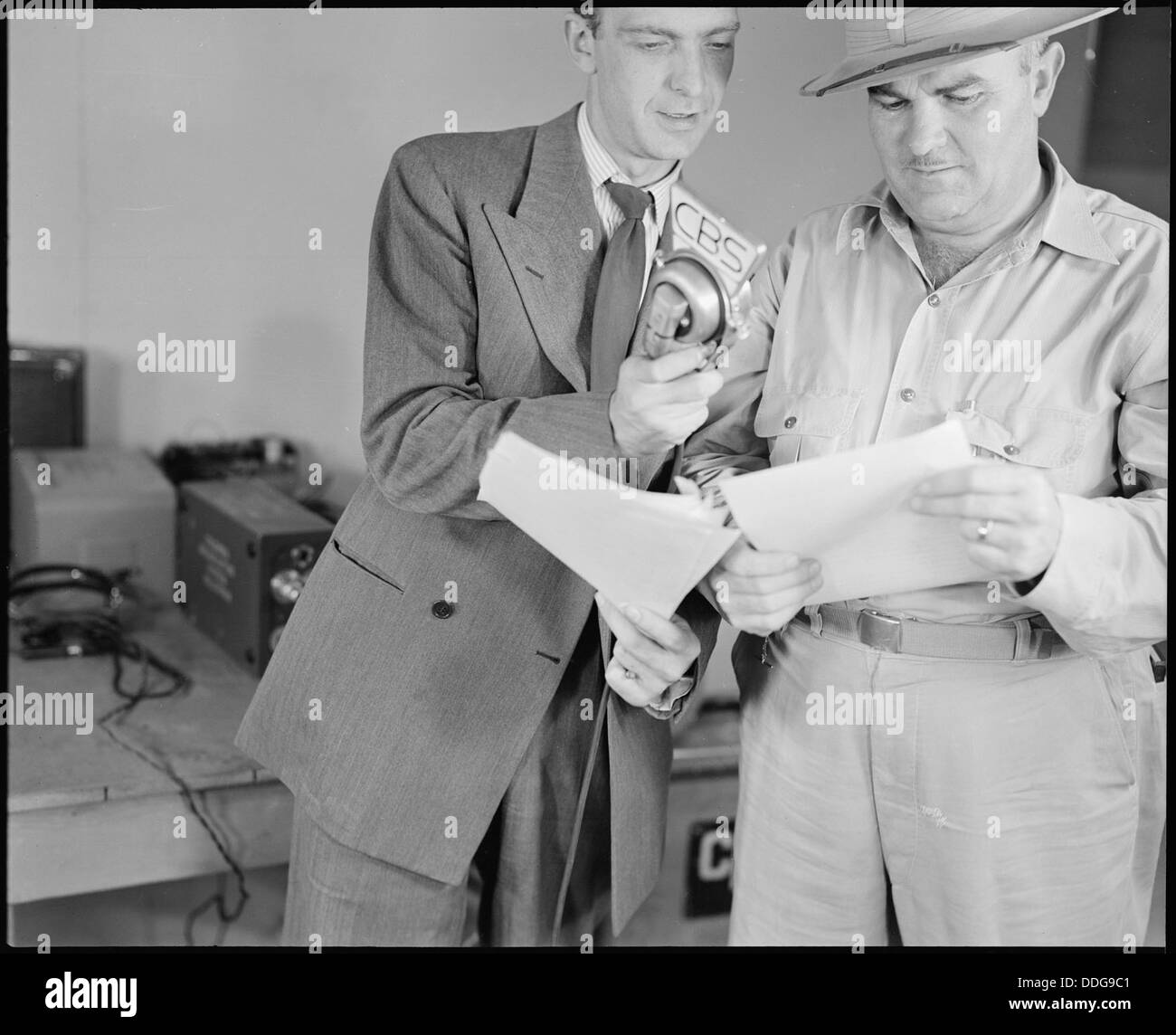 Poston, Arizona. Annunciatore Chet Huntley dei C.B.S. intervistando Ellis Georgia, War Relocation un . . . 536082 Foto Stock