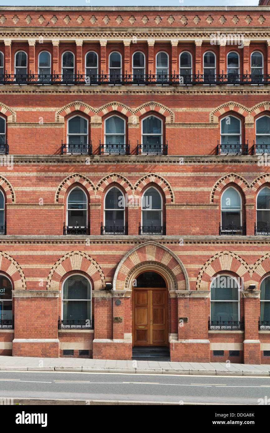 La facciata della ex Talbot Hotel, Vittoriano stile gotico veneziano edificio di mattoni rossi a Bristol, con finestre ad arco. Foto Stock