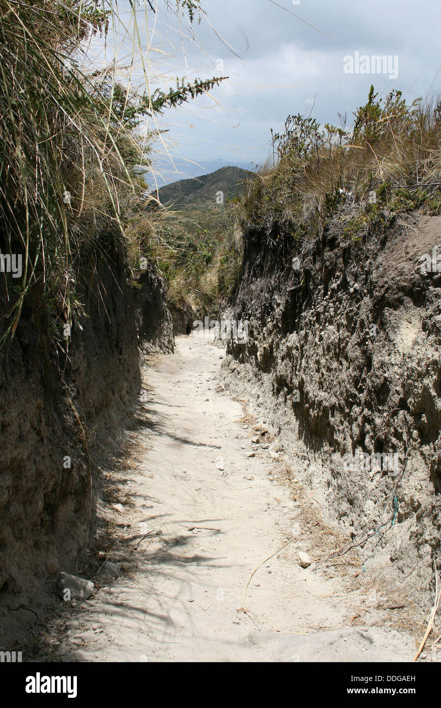 Un sentiero escursionistico attorno al cratere vulcanico, Lago Cuicocha, vicino Cotacachi, Ecuador Foto Stock