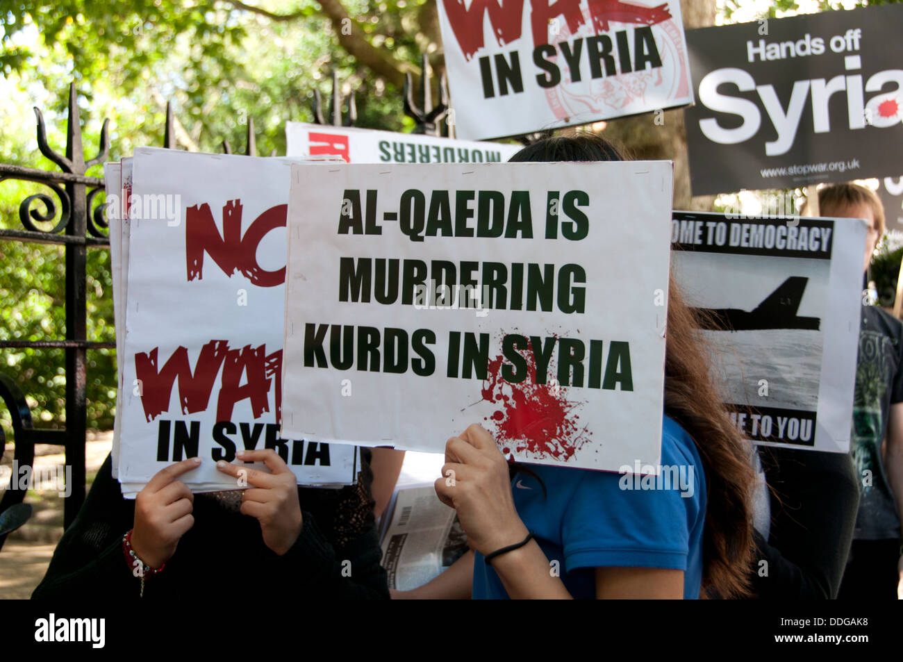 Dimostrazione contro qualsiasi intervento in Siria.manifestanti tenere cartelloni inclusi uno dicendo "Al Qaeda sta sterminando curdi in Siria. Foto Stock