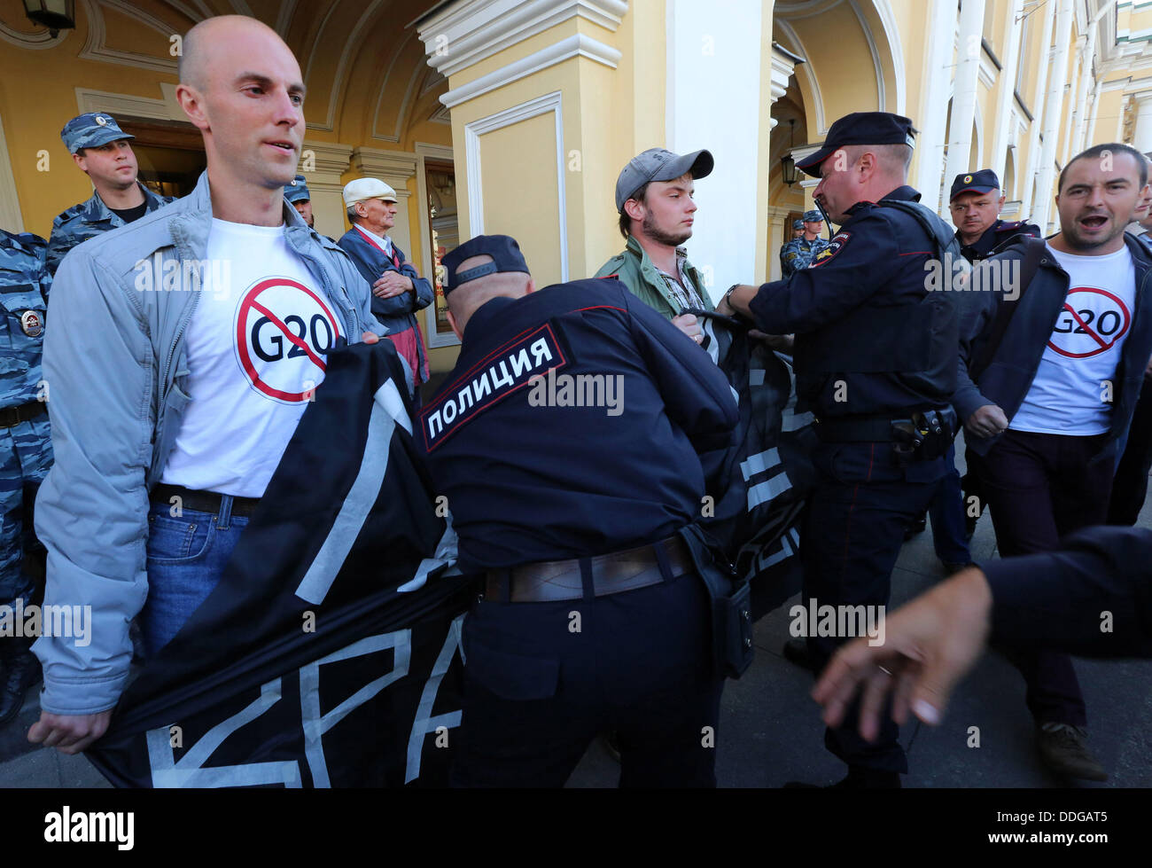 San Pietroburgo, Russia. 31 Agosto, 2013. La polizia rimuovere gli attivisti presso un'altra strategia non autorizzate-31 nel rally di San Pietroburgo sotto lo slogan "sì - libertà di assemblea, no - Putin e Obama!". L'azione è dedicata al prossimo vertice "grandi venti" (G20) in Strelna. Nove persone sono state arrestate nel corso del rally non autorizzati. Tra i detenuti erano sei attivisti del partito "Altri Russia". © Andrey Pronin/ZUMA filo/ZUMAPRESS.com/Alamy Live News Foto Stock