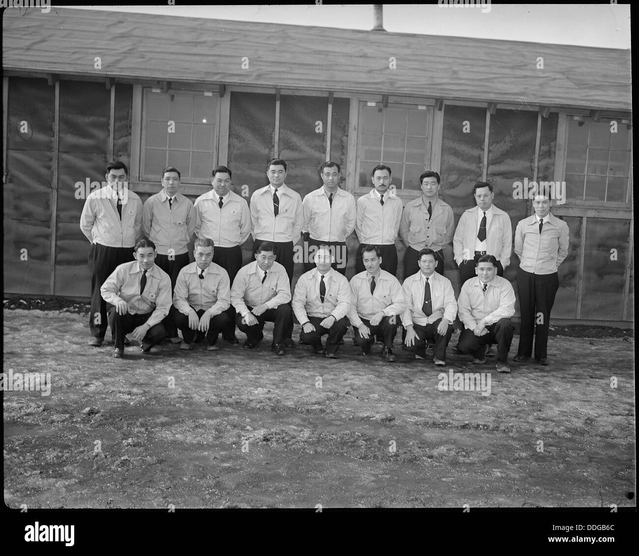 Tule Lake Relocation Center, Newell, California. Una foto di gruppo, mostrando i supervisori e il campo sup . . . 536969 Foto Stock