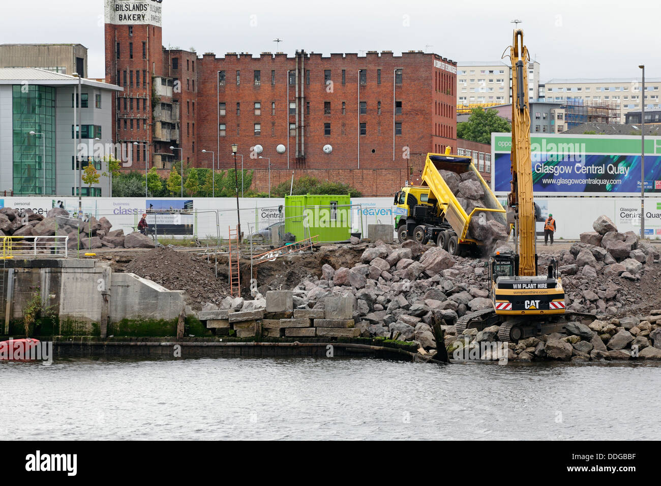 Lavori in corso per riparare la passerella crollata a Anderston Quay sul fiume Clyde utilizzando un digger a Glasgow, Scozia, Regno Unito Foto Stock