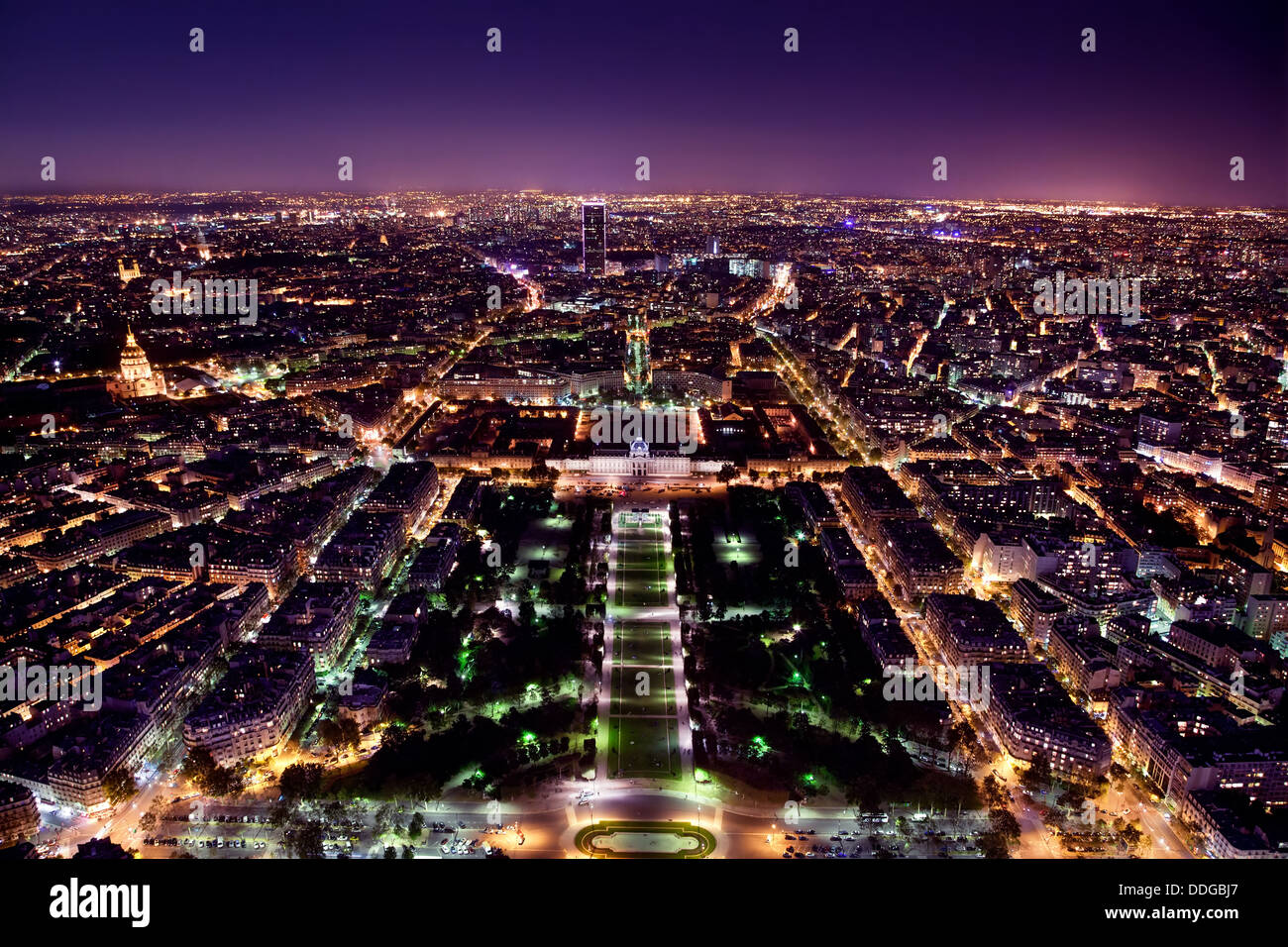 Vista aerea dalla torre Eiffel di delle strade della città di Parigi di notte Foto Stock