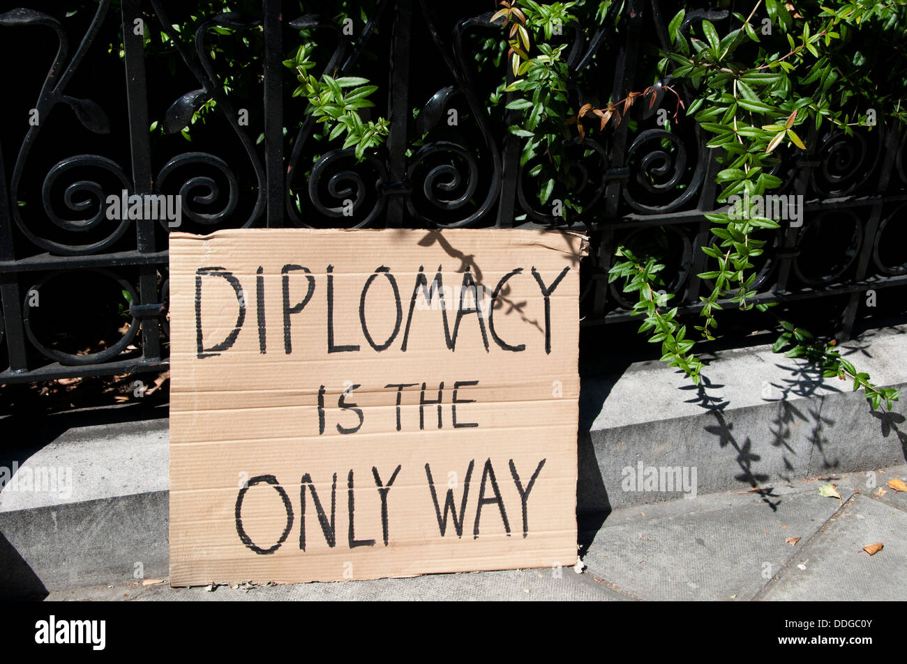 Un dipinto a mano segno su cartone dicendo 'Diplomacy è il solo modo', a dimostrazione contro intervento in Siria Foto Stock
