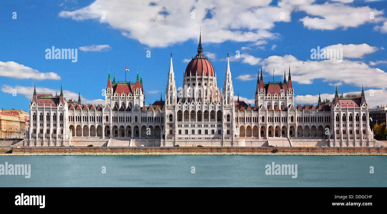 Budapest, Ungheria - parlamento ungherese edificio dal fiume del Danubio Foto Stock